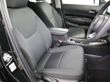 運転席からの視界も良好です。シート高さ位置も調整できるので、乗りやすいですね。小物入れが運転席・助手席の間にあり、ひじ掛けにもなってます