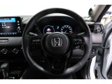 運転中もハンドルでの操作が可能です。特に高速道路等の目が離せない運転時には、便利さだけでなく、安全性も兼ね備えております。