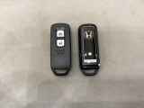 スマートキーを装備しています。鍵を差し込むことなくドアロックの開け閉めと、スタートボタン操作でのエンジンスタートができます。スペアキーも同じものを用意しております。