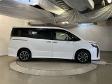 運転席側も電動スライドドアになってます。ショッピングなどでのお買い物時手がふさがっていてもドアに軽く触れるかリモコンで開閉できるので便利です!