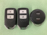 スマートキーを装備しています。鍵を差し込むことなくドアロックの開け閉めと、スタートボタン操作でのエンジンスタートができます。加えて、純正リモコンエンジンスターター用の操作キーもついています。