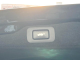 【パワーバックドア】スマートキーや運転席のボタンを押すだけでリアゲートが自動で開閉します!荷物を持っている時や、高い位置にあるバックドアを閉める際に便利な機能です♪