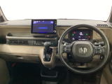 車内は光触媒抗菌消臭施工済です。スタイリッシュなデザインで暖かみのあるインパネ周りを演出します。グローブボックスやカップホルダーのほかにトレーなどたくさんの収納スペースが装備されています。