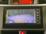 【バックカメラ】駐車時に後方がリアルタイム映像で確認できます。大型商業施設や立体駐車場での駐車時や、夜間のバック時に大活躍!運転スキルに関わらず、今や必須となった装備のひとつです!