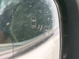 【ブラインドスポットモニター】走行中、ドアミラーの死角になりやすい箇所に後続車が接近するとサイドミラーのレンズに警告を表示!ドライバーに注意喚起をしてくれます。
