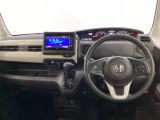 車内は光触媒抗菌消臭施工済です。スタイリッシュなデザインで暖かみのあるインパネ周りを演出します。グローブボックスやカップホルダーのほかにトレーなどたくさんの収納スペースが装備されています。