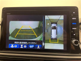 【マルチビューカメラシステム】まるでクルマを真上から見下ろしたかのような視点で駐車をサポートします!クルマの斜め後ろや真横など、前後左右の4つのカメラの映像が合成されて、モニターに映し出されます。