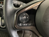 ステアリングスイッチがついていますので、オーディオのチャンネル変更、ボリューム、ジャンル変更が操作可能です。ハンドルから手を離さず安全に操作できます。