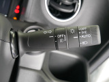 【オートライト】車外の明るさに応じて、自動的にライトの点灯・消灯をしてくれます。トンネルが続くような道でも、スイッチを操作する必要がありません。消し忘れの心配もありません。