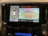 【パノラミックビュー&バックビュー】駐車時の安全確認をする為に車両上方からの映像と後方カメラからのを同時に表示しバックガイドも付いているのでバックの苦手な方でも安心して運転出来ますよ。