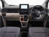 ◆視界広々で非常に運転しやすくロングドライブでも疲れを感じさせないすっきりとまとまったインパネ周りです。