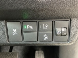 ホンダセンシング装着車となっております。衝突軽減ブレーキ、誤発進抑制機能、歩行者事故低減ステアリング、路外逸脱抑制機能、アダプティブクルーズコントロール、車線維持支援システム他、安全運転を幅広く支援。