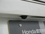 【バックカメラ】 車庫入れの苦手なお客様も安心。バック時目視しにくいクルマの周囲を確認。夜間などの安全性もUP。