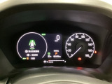 ハイブリット車専用のメーターです。右側の大型スピードメーターに加え、ステアリングスイッチを使って左のマルチインフォメーション・ディスプレイで燃費や動力伝達などの情報が見れるようになっています。