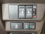 両側電動スライドドアは運転席から操作ができるよう、操作スイッチが付いています。Hondaセンシング用のVSA(ABS+TCS+横滑り抑制)解除と路外逸脱抑制機能のオンオフスイッチなどがあります。