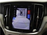 画面分割表示にも対応した360&deg;ビューカメラを搭載。狭い場所での取り回しも安心です。画面を分割することで、俯瞰画像と同時に車両前方または後方の180&deg;広角映像を表示することができます。