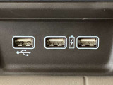 【USBポート】USBポートも装備されています、スマートフォンの充電やオーディオに連携も可能です、今や欠かせない装備の一つです!