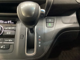 CVT車のセレクトレバーです。低速から高速まで、変速ショックのないスムーズな走りを実現するとともに、エンジン効率のよい領域を維持することで燃費にも貢献します。