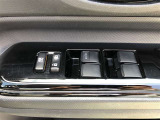 パワーウィンドウのスイッチです。 運転席にいながら助手席や後席の窓を開け閉めできるので、大変便利です。