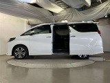 助手席側は電動スライドドアになってます。運転席やキーのリモコンで開閉できるので手が塞がっていても楽に積み降ろし出来ますよ。