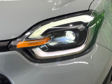 【LEDヘッドライト】悪天候や夜間走行時も良好な視界を確保し安心して運転できる高輝度LEDヘッドライトを装備!点灯速度が早く、消費電力も抑えられています。
