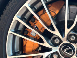 【オレンジキャリパー】ハイパワー車両には強力なブレーキが必須!色鮮やかなキャリパーがスポーティな印象を引き立てます♪