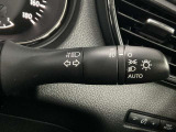 【オートライト】車のセンサーが周囲の明るさを感知し、自動でヘッドライトを点灯・消灯する機能です。この機能は夕暮れ時の交通事故が多い時間帯の安全性を高めてくれます。