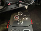 Alfa Romeo D.N.A.システムのスイッチ アルファTCTシステムにはローンチコントロール機能を搭載。最速のスタンディングスタートを実現します。 つまりシフトレバーはありません。