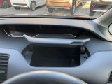 運転席前部にも小物入れがあります
