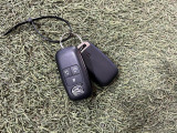 キーフリーシステムになっています。電子キーを携帯しているだけ、それだけでドアのロック開閉からエンジンの始動までできちゃいます♪