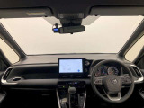 シンプルながら機能性あふれる運転席廻りです。視界性もよく、運転しやすいですよ。