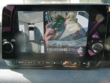 ギアを『R』に入れるとナビ画面に、まるで雲の上から覗いているような映像が映り、駐車をサポートしてくれます。