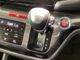 インパネシフトを採用しているので、前席の足元も広々としています。運転席と助手席の行き来もスムーズです!