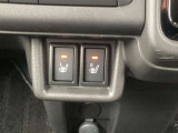 シートヒーターは、シートに内蔵された電熱線で座面を温める装備です。エアコンと違って、すぐに温まり、乾燥しにくいのが特徴です。個別にON/OFFできるので、搭乗者の好みに合わせられます。