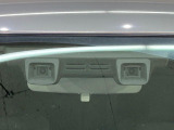 【衝突軽減装置】走行中に前方の車両等を認識し、衝突しそうな時は警報とブレーキで衝突回避と被害軽減をアシスト。より安全にドライブをお楽しみいただけます。
