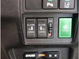 運転席に座ったまま、後席の扉を優しくエスコートするように開閉できます。