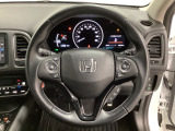 ハンドルにHondaセンシング系のクルーズコントロールやレーンキープアシストなどのスイッチと、オーディオの操作スイッチが装備されています。ハンドルから手を離さず安全に操作できます。
