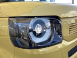 明るく白い光のLEDヘッドライトにより、夜間でも遠くまで見通しやすく、安全性が高まります。