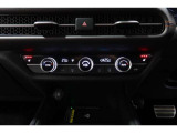 運転席と助手席の温度設定の変更が可能な左右独立タイプのデュアルエアコンです♪♪♪暑がりな人・寒がりな人も誰もが車内を快適にお過ごしいただけます♪♪♪