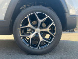 タイヤサイズは225/55R18です。
