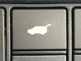 【ハンズフリーパワーバックドア】リアバンパー下部に足先を出し入れするだけでバックドアが自動で開閉♪両手が荷物でふさがっている時でもラクラク開閉操作が行えます!