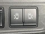 【両側パワースライドドア】スマートキーや運転席のスイッチで後席両側スライドドアの開閉が可能♪電動だから力を入れてドアを開ける必要が無く、小さなお子様でも簡単に開け閉めでき快適です♪