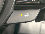 【ステアリングヒーター】冬場に冷たくなりやすい革巻きステアリングを、スイッチ一つで素早く適温に!エアコンよりも早く温まってくれるので、寒い日の運転も快適になりますね♪