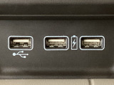 【USBポート】USBポートも装備されています、スマートフォンの充電やオーディオに連携も可能です、今や欠かせない装備の一つです!