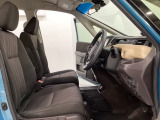 座面も厚みがあり背もたれも高く、広い足元にゆったり座れるシートです。運転席と助手席の間が空いている為、助手席側への移動がスムーズです。交通量の多い道でも助手席側から乗り降りができます。
