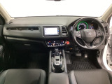 車内は光触媒抗菌消臭施工済です。スタイリッシュなデザインでスポーティなインパネ周りを演出します。グローブボックスやカップホルダーのほかにトレーなどたくさんの収納スペースが付いています。