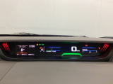 中央にデジタル表示のスピードメーターを配したハイブリット専用メーターになっています。左側のインフォメーション画面で燃費などの情報を確認できます。