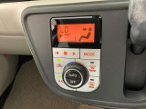 オートエアコンは温度を設定するだけで、自動で風量などを設定してくれます。運転しながら操作も必要ないので、安全性も向上します。