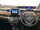 車内は光触媒抗菌消臭施工済です。インパネ周りはスタイリッシュなデザインで機能や装備も充実しています。グローブボックスやカップホルダーのほかにトレーなどたくさんの収納スペースが付いています。