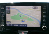 8インチディスプレイオーディオを装備。ナビキットを搭載していますので画面に地図を表示できます。フルセグTVの視聴もオプションで追加可能です。DVDデッキも装備しています。